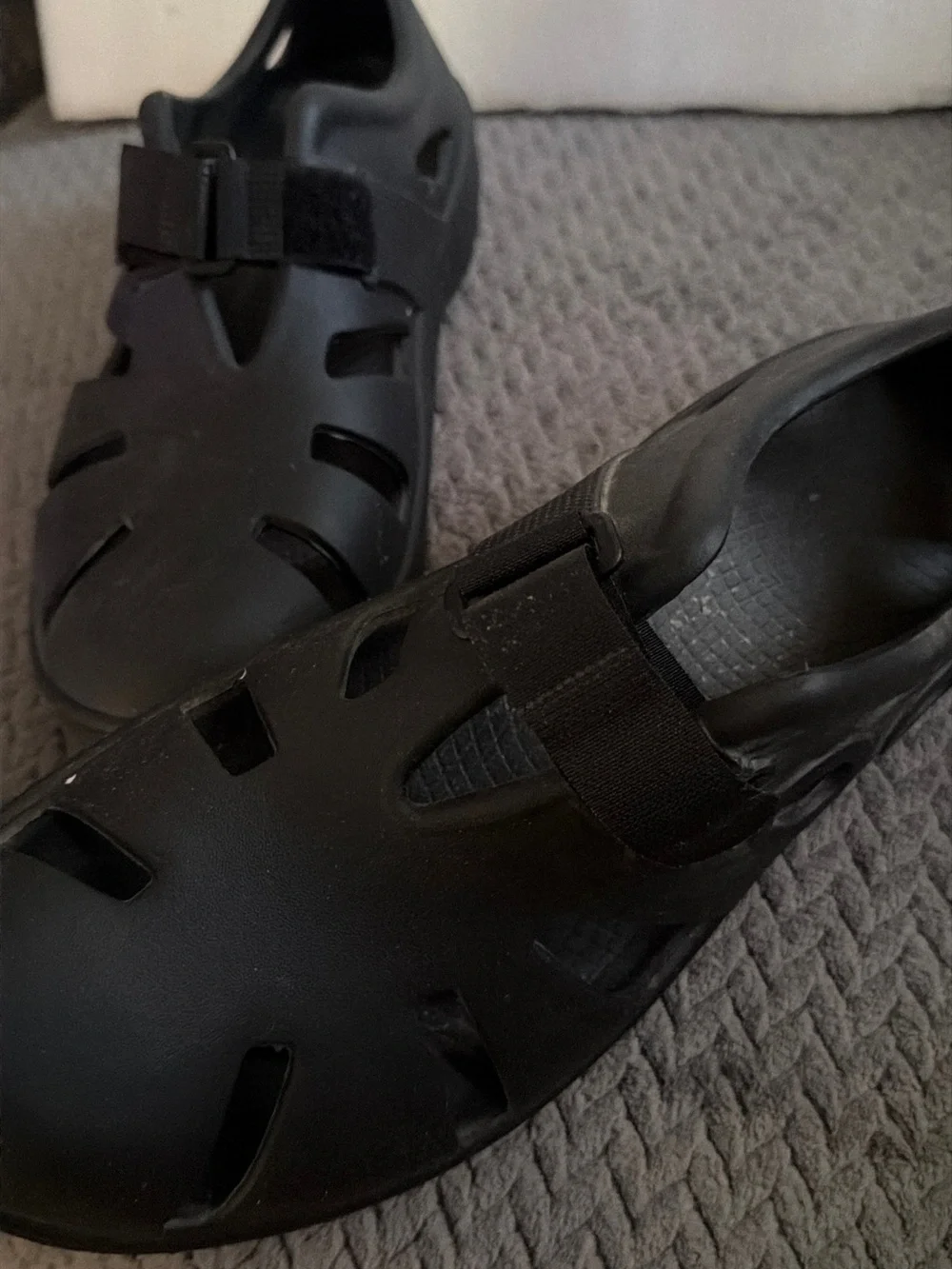 OOFOS Black mens Slip-On Vented Sandals M11 / W13